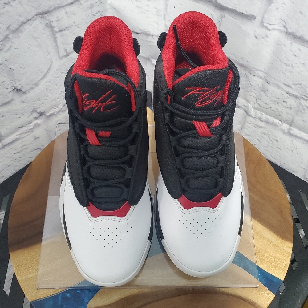 Nike Jordan Max Aura 'White Black University Red' size US 7Y
